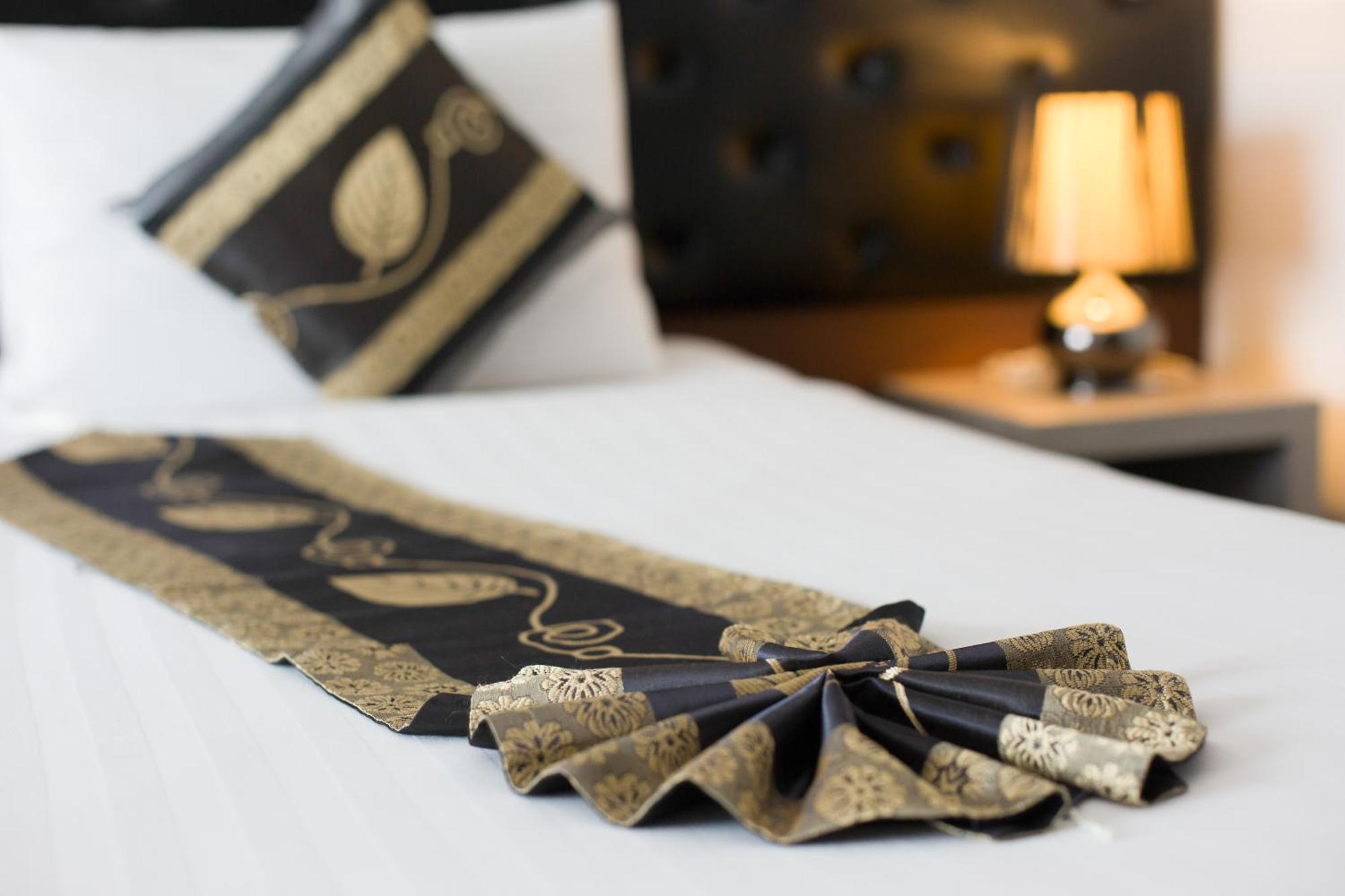 Hemingways Silk Hotel Patong Экстерьер фото