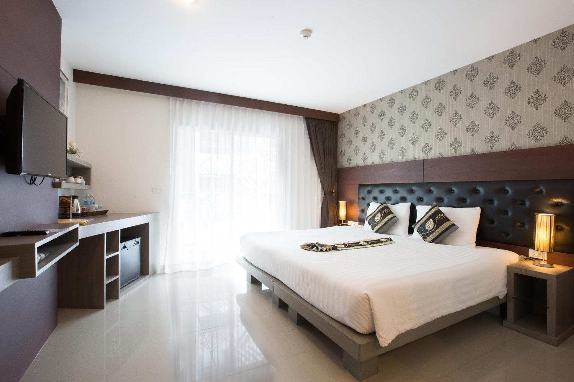 Hemingways Silk Hotel Patong Экстерьер фото