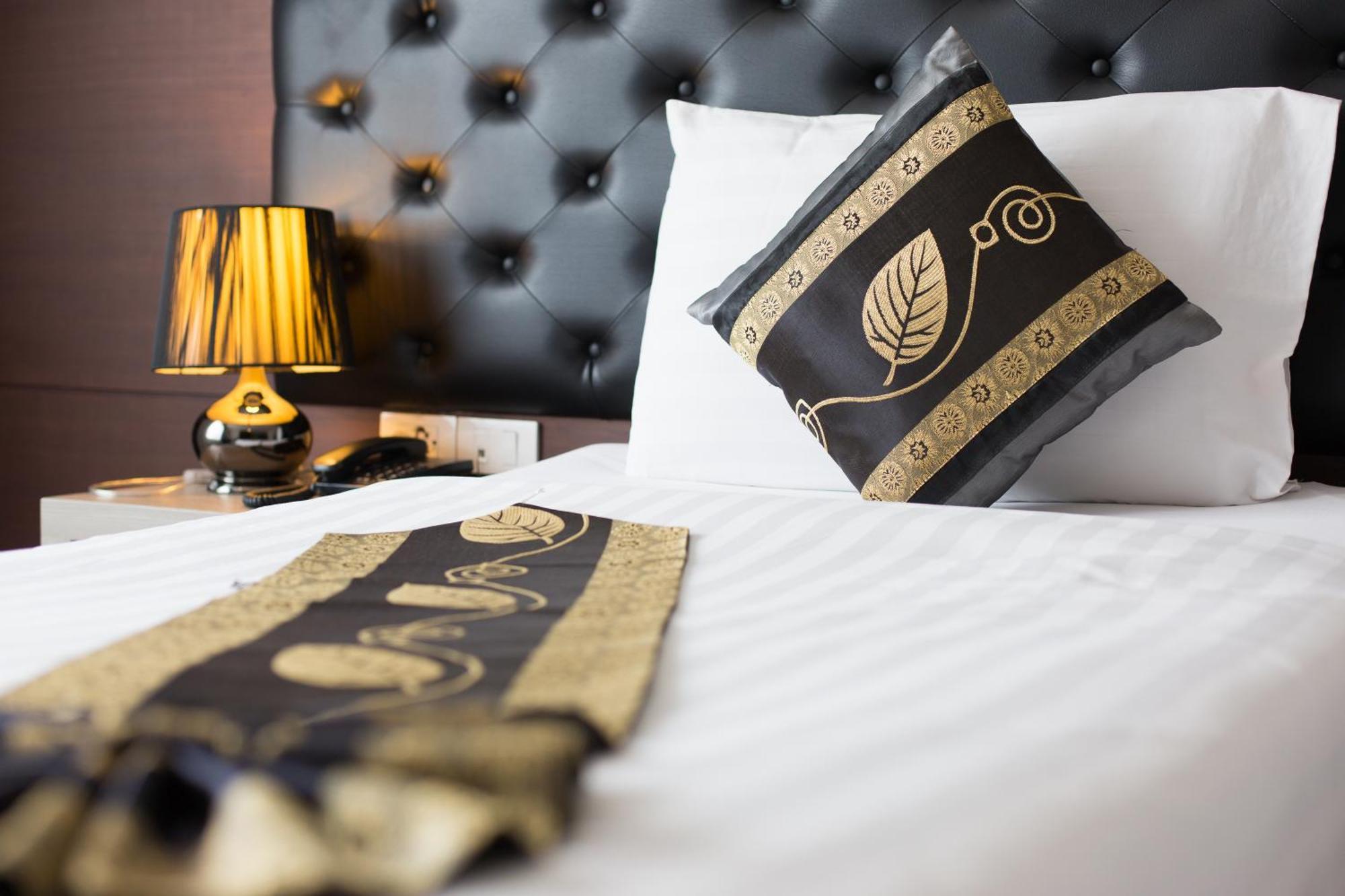 Hemingways Silk Hotel Patong Экстерьер фото
